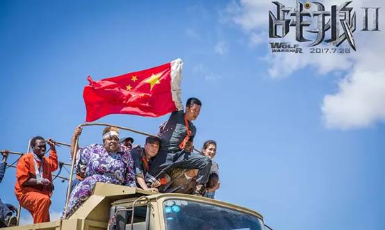 冷锋手擎国旗穿过交战区说到这,主旋律影片《战狼2》能得到广大观众