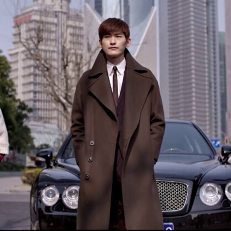 他有时候叫慕容云海,有时候叫封腾,有时候叫华天齐.