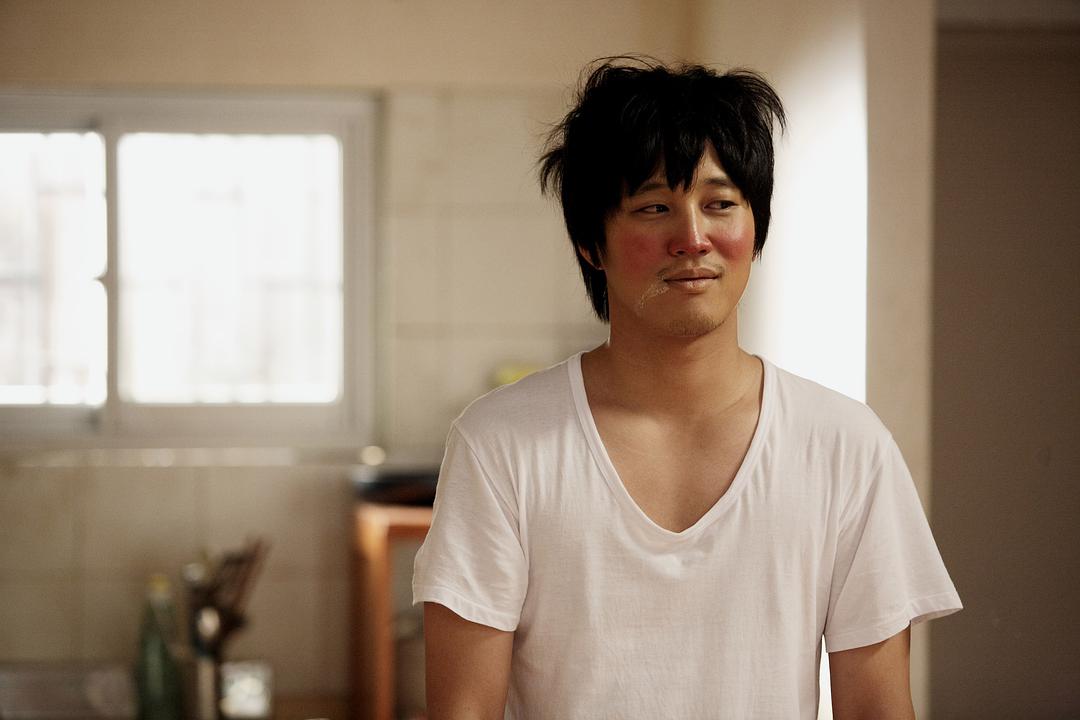 男主角尚万是一个生无可恋的落魄青年,他没有亲人朋友,甚至没有人会